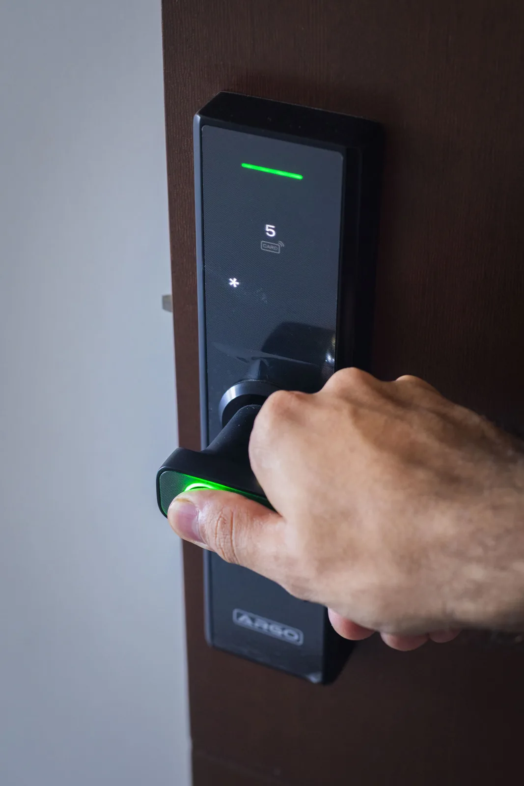 Cerradura biométrica instalada en un departamento de San Nicolás 5