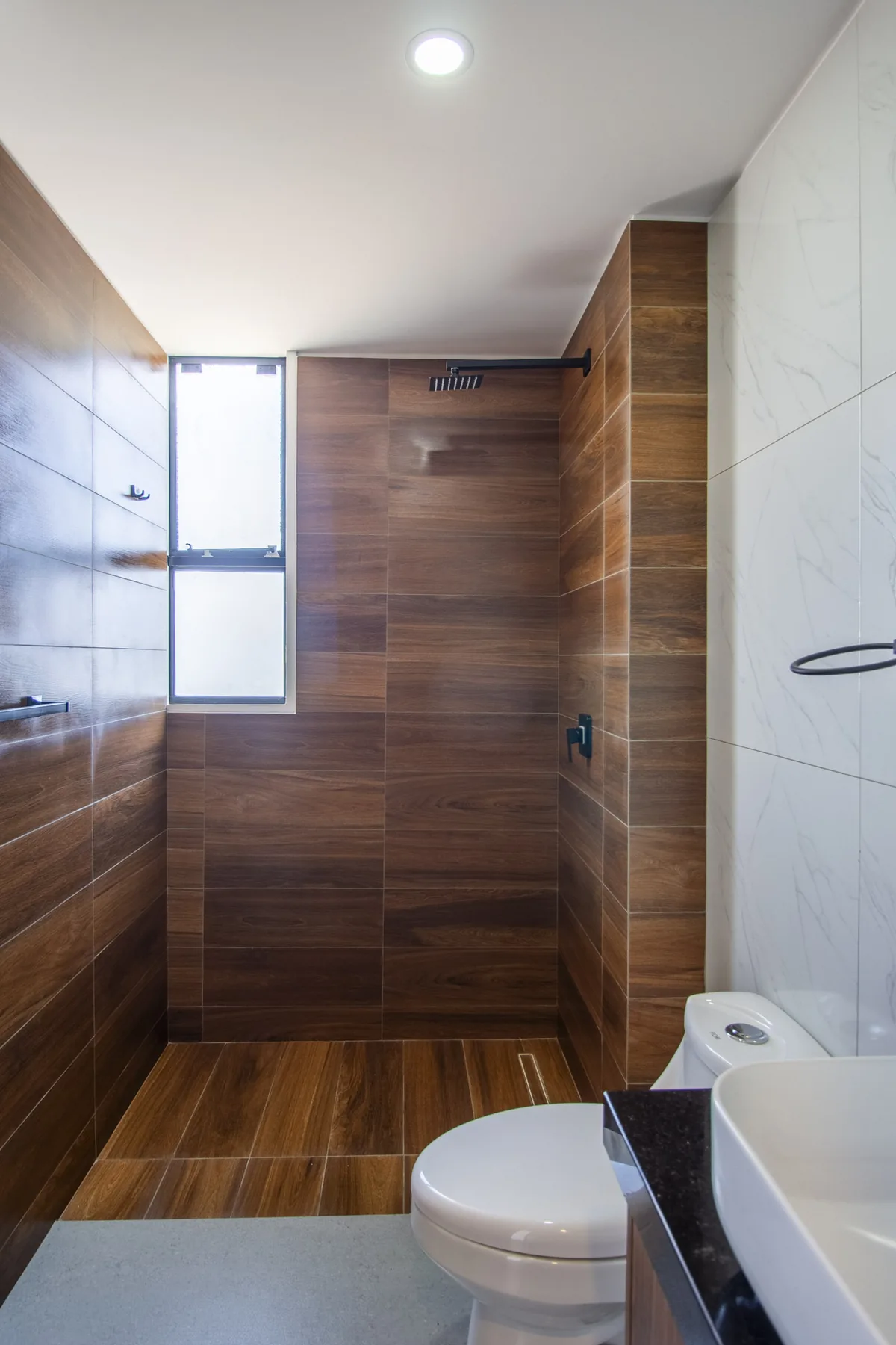 Baño revestido del departamento D22